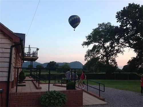 Big Bear Lodge Melverley Екстер'єр фото